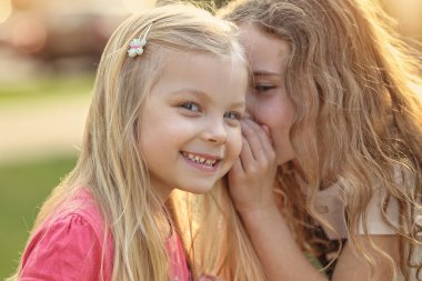 Genç kız kulak arkadaşım