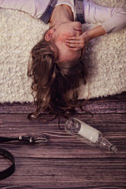 Alkol sorunları olan bir aile içinde şiddet