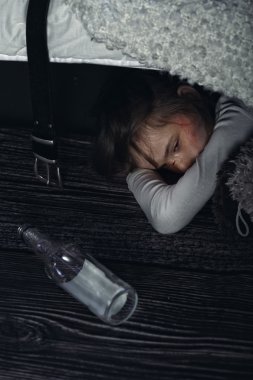 Alkollü bir aile korkmuş çocuk