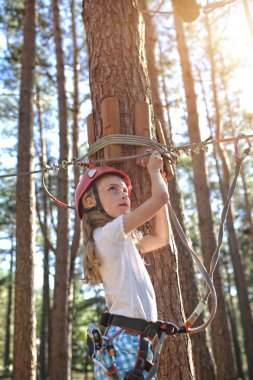 Genç neşeli sarışın gülümseyen kız