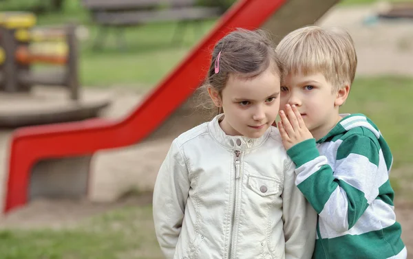 Freunde spielen auf dem Spielplatz — Stockfoto