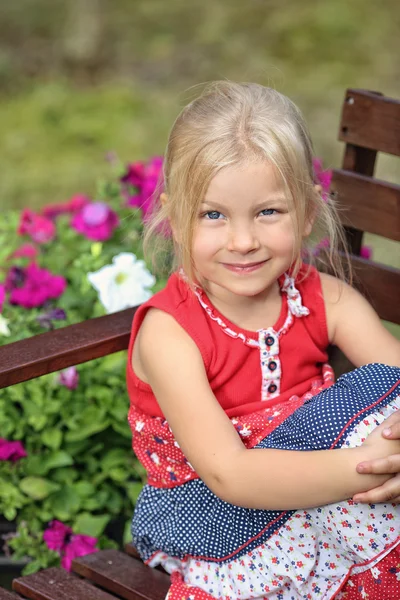 Giovane ragazza sorridente bionda gioiosa — Foto Stock