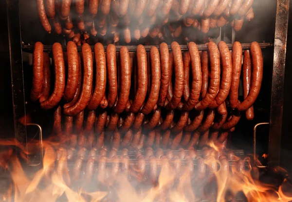 Deliciosa salchicha casera en el ahumadero — Foto de Stock