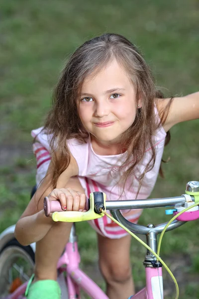在自行车上的迷人和年轻女孩 — 图库照片