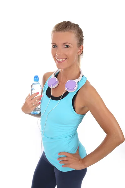 Jong meisje water drinkt na de training — Stockfoto