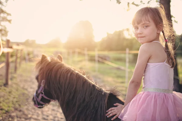 Mladá dívka na poníkovi — Stock fotografie