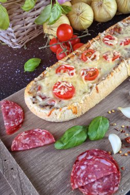 Chorizo ile fırından ev gevrek güveç