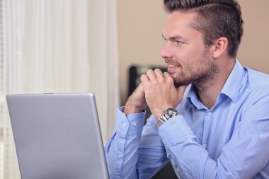 dalgın işadamı evde çalışma