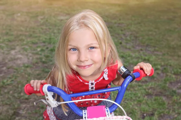 自転車に少し微笑んでいる女の子 — ストック写真