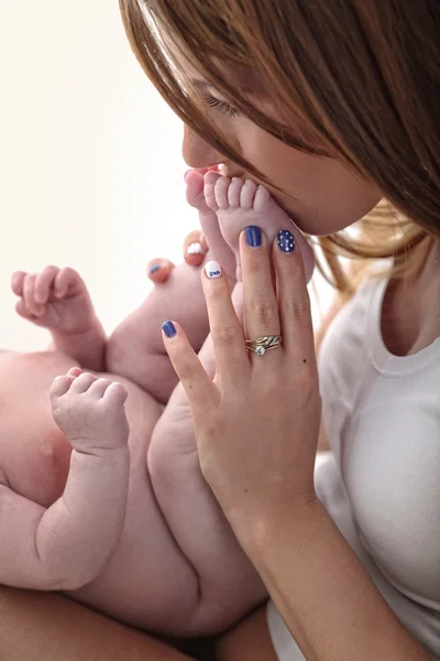 Mama daje buziaka na stopy dla niemowląt baby — Zdjęcie stockowe