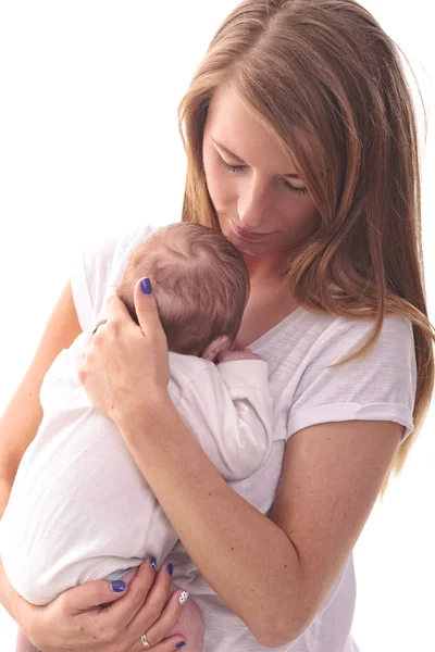 母亲抱着她襁褓的婴儿 — 图库照片
