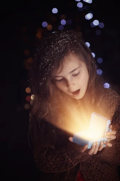 若い女の子がクリスマス プレゼントを開きます — ストック写真