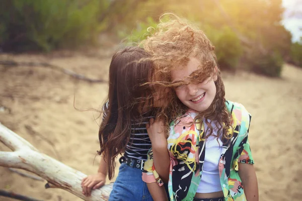 Deux Jeunes Amis Rient Dehors — Photo