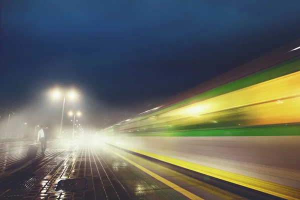 夕方と雨の駅で — ストック写真