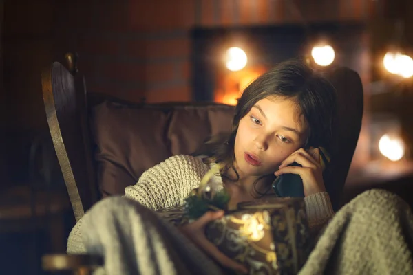Tiener Meisje Praten Telefoon Met Een Geschenk — Stockfoto
