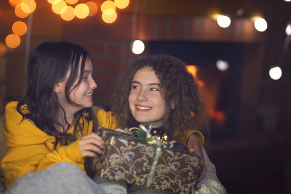 Gli Amici Durante Natale Aprono Regalo Una Capanna — Foto Stock