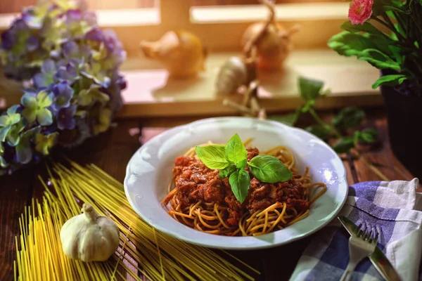 キッチンでおいしい自家製スパゲティ — ストック写真