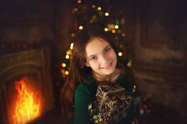 Neşeli ve neşeli genç kız neşeli bir kış akşamında