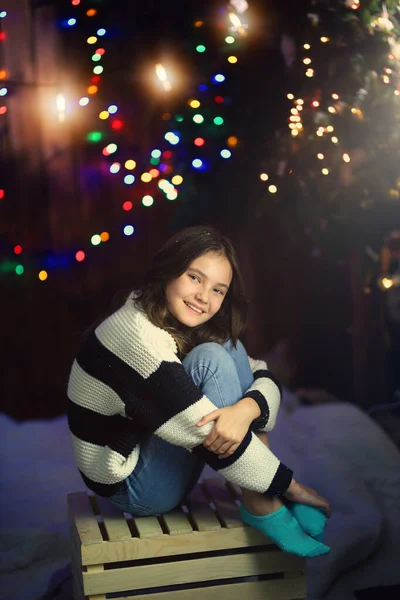 Молода Дівчина Посміхається Зимовий Вечір — стокове фото