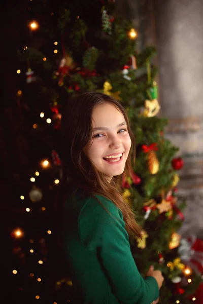 Alegre Alegre Joven Una Velada Festiva Invierno — Foto de Stock