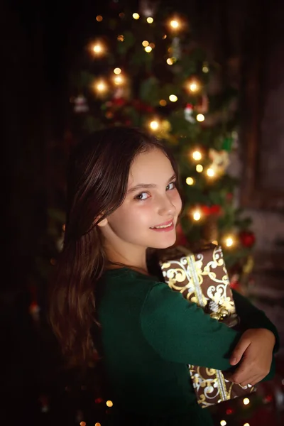 Радостная Веселая Девушка Праздничный Зимний Вечер — стоковое фото