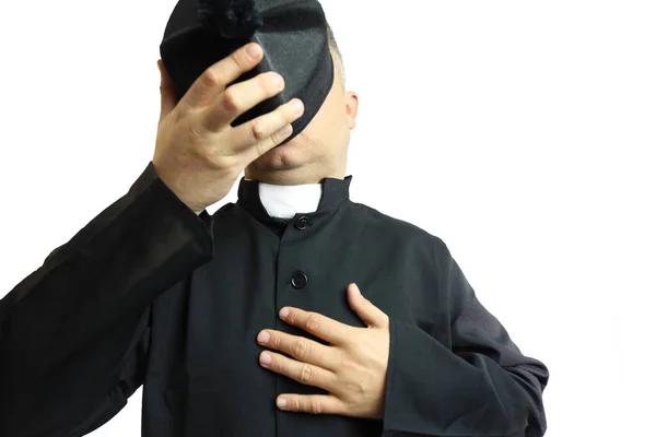 Priester Verdeckt Sein Gesicht Auf Weißem Hintergrund — Stockfoto