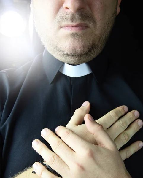 Priester Hält Gefaltete Hände Vor Schwarzem Hintergrund — Stockfoto