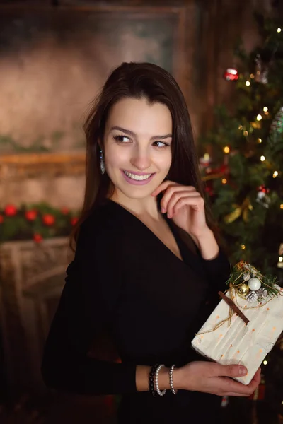 Giovane Bruna Umore Festivo Vestito Nero Vicino All Albero Natale — Foto Stock