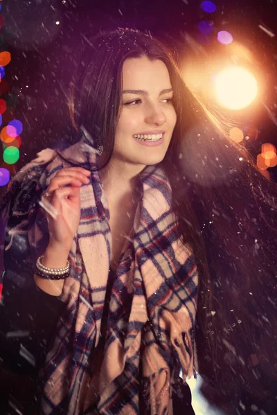 Mladá Dívka Usmívá Zimním Večeru Během Sněžení Stock Fotografie