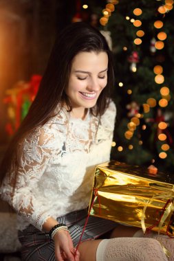 Genç ve tatlı kız Noel için hediye paketleri hazırlar.