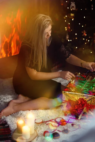 Chica Joven Está Empacando Regalos Navidad Casa — Foto de Stock