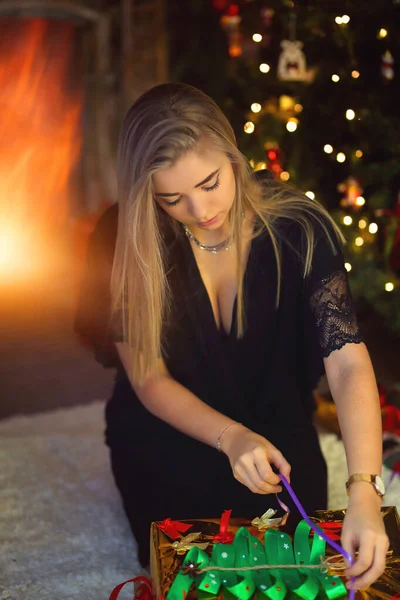 Chica Joven Está Empacando Regalos Navidad Casa — Foto de Stock