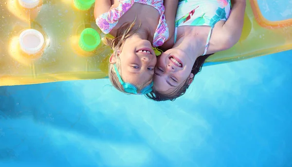 Kinder Vergnügen Sich Einem Warmen Sommertag Pool — Stockfoto