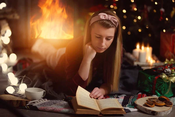 Relajarse Con Libro Una Mujer Joven Está Leyendo Libro Junto — Foto de Stock