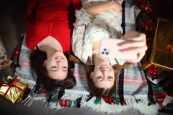 Souriant Jeunes Amis Prenant Selfie Avec Leur Téléphone Soir Hiver — Photo