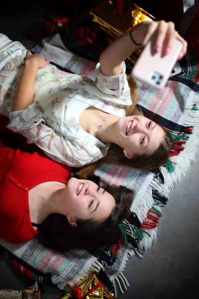 Счастливые Молодые Девушки Делают Селфи Телефоном Зимний Праздничный Вечер — стоковое фото