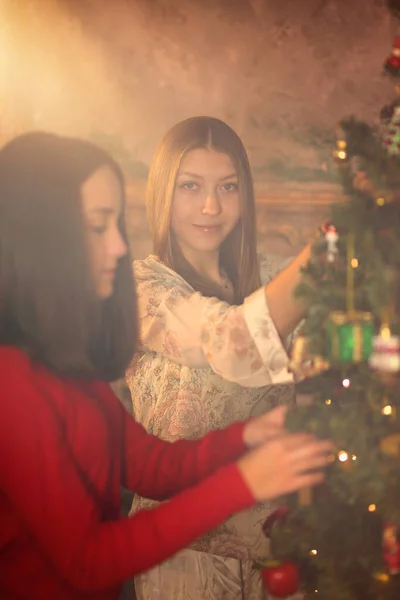 Gli Amici Stanno Decorando Albero Natale — Foto Stock