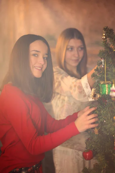 Amigos Están Decorando Árbol Navidad — Foto de Stock