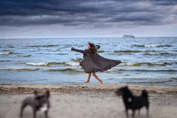 Genç Kız Sahilde Yalınayak Koşuyor — Stok fotoğraf