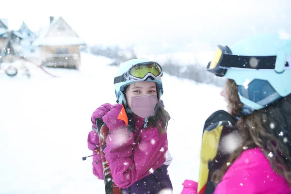 Young Sisters Have Fun Snowy Day Coronavirusk Mask — Stock Photo, Image