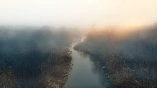 Ομιχλώδης Και Ηλιόλουστο Πρωί Και Θέα Στο Ποτάμι — Φωτογραφία Αρχείου