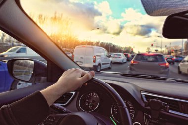 Trafikte trafik sıkışıklığında araba kullanmak