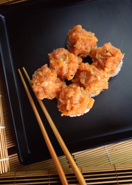 Balık tartı suşi şeklinde servis edilir. 