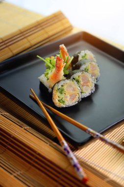 Suşi şeklinde pirinçli karides. 