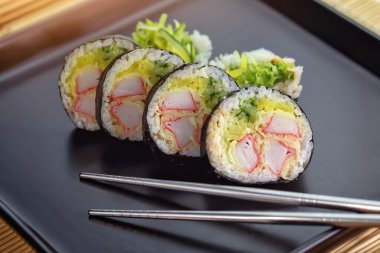 Çiğ suşi - geleneksel Japon yemeği iştah açıcı bir şekilde servis edilir. 