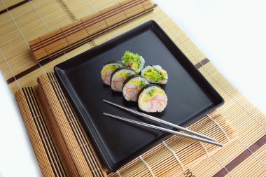 Suşi olarak sunulan deniz ürünleri. 