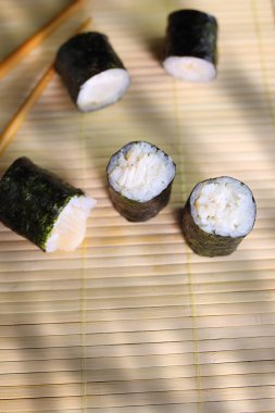 İştah açıcı bir şekilde servis edilen pilavlı el yapımı balık suşisi. 