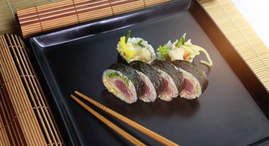 Ev yapımı taze, lezzetli ve sağlıklı balıklardan yapılan lezzetli suşi. 