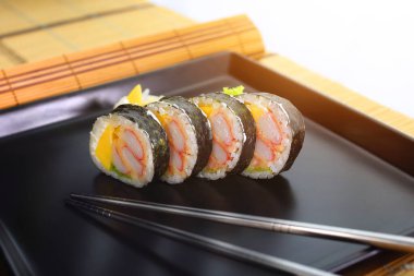 Ev yapımı taze, lezzetli ve sağlıklı balıklardan yapılan lezzetli suşi. 