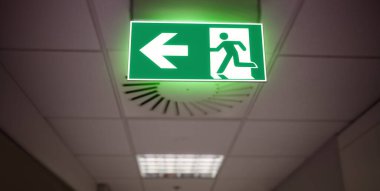 Bir ofis binasında kaçış yolu tabelası 